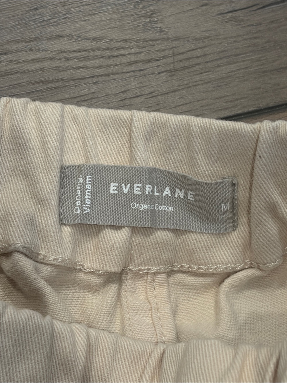 Everlane High Waist Women’s Shorts in Light Cream - Picture 3 of 4